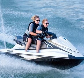 2015-Yamaha-VX-Cruiser-EU-Pure-White-Action-001